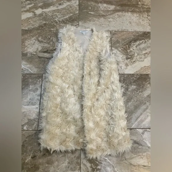 Women’s Boston Proper Faux Fur Vest - Picture 2 of 5